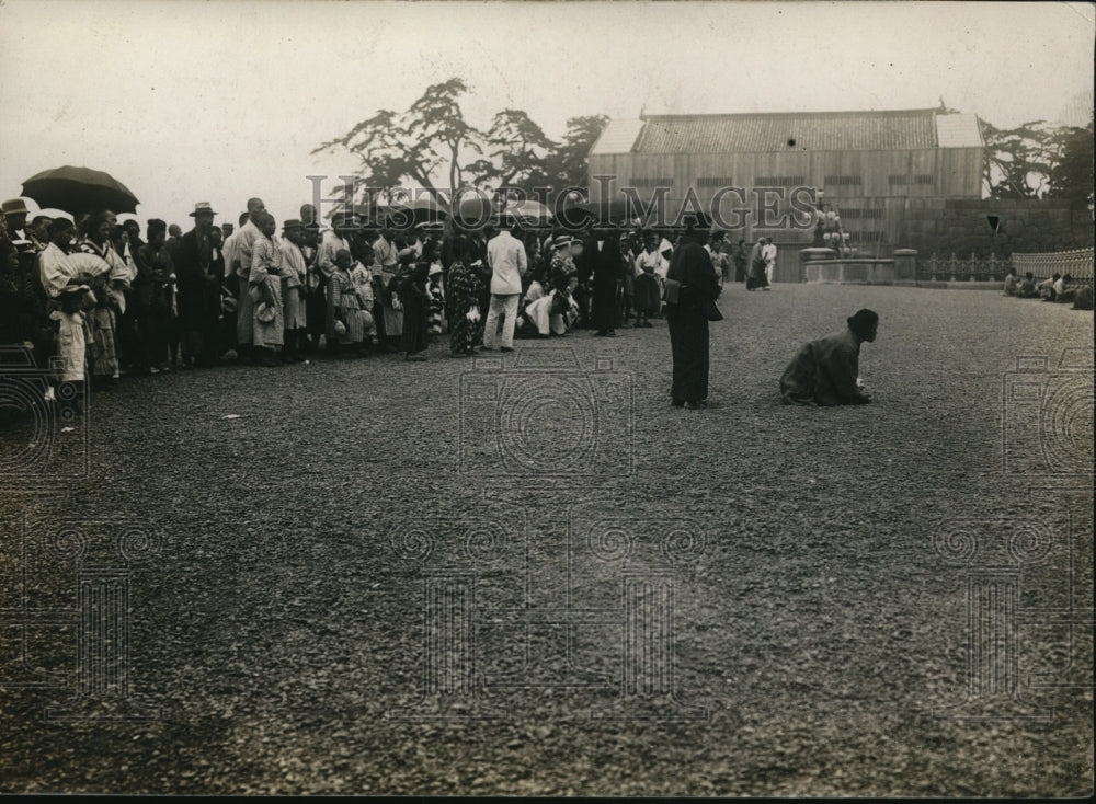 1919 Press Photo Japanese Religious Ceremony Emperor Praying