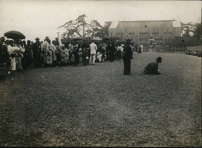 Load image into Gallery viewer, 1919 Press Photo Japanese Religious Ceremony Emperor Praying
