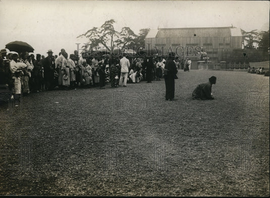 1919 Press Photo Japanese Religious Ceremony Emperor Praying