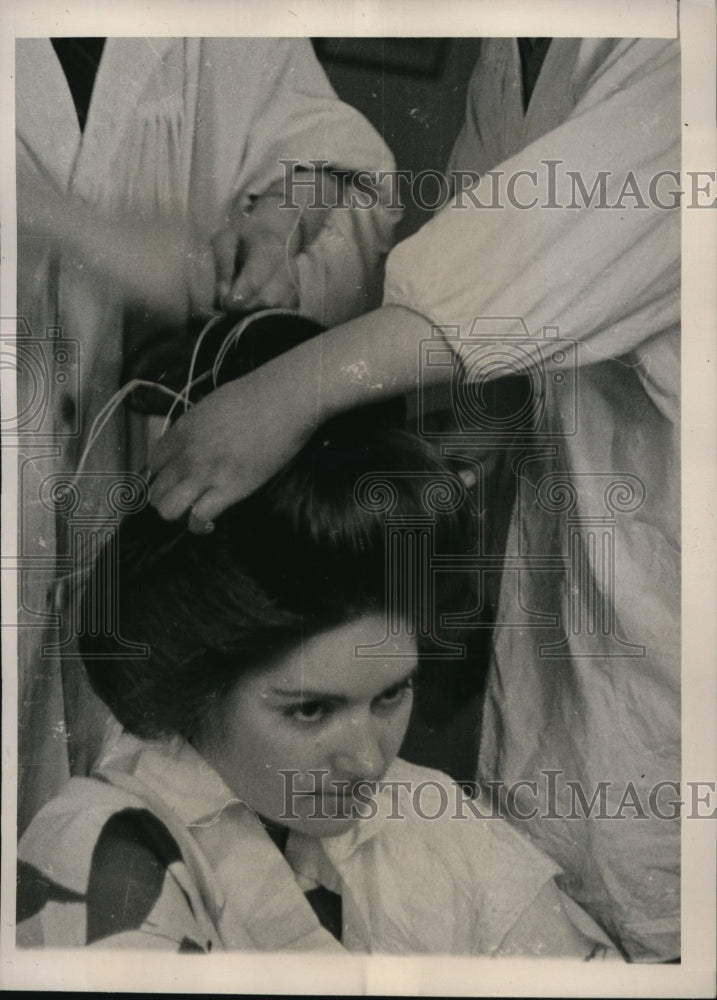 1937 Press Photo No Hairpins Used in The Shimada Headdress