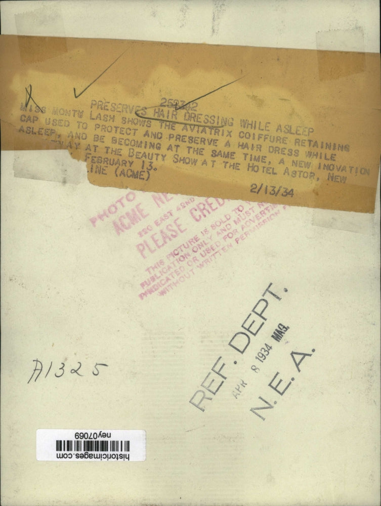 1934 Press Photo Monty Lash shows cap to protect hair while sleeping