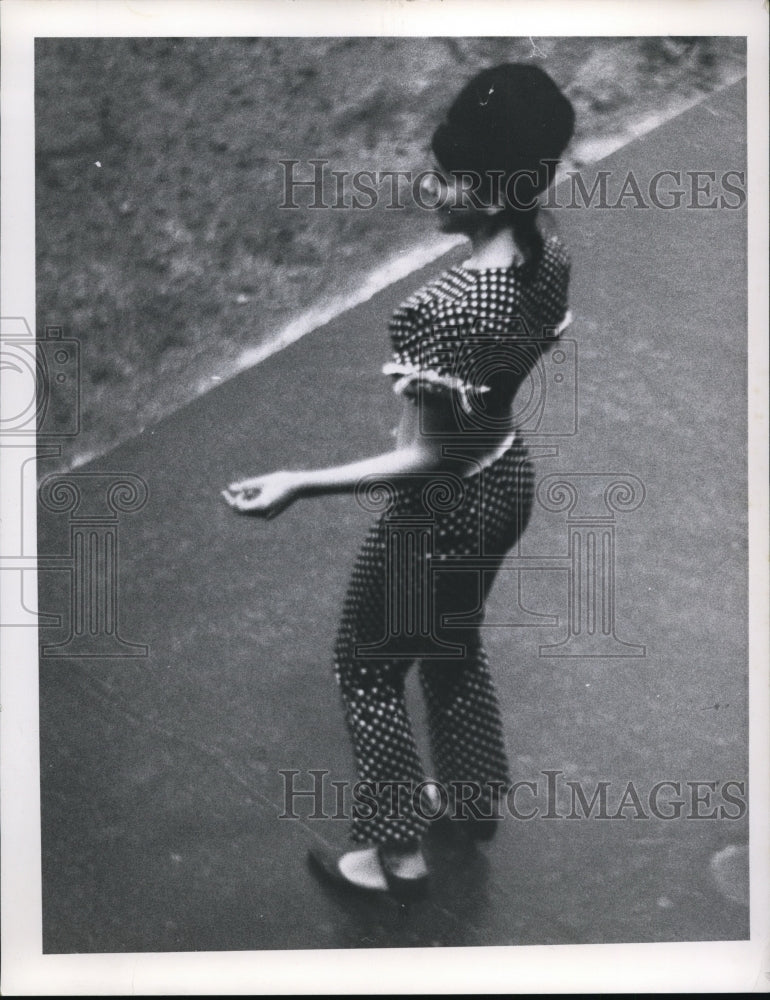 1966 Press Photo Jane Simonton Dancing on Cleveland Indians Dug Out - ney07153- Historic Images