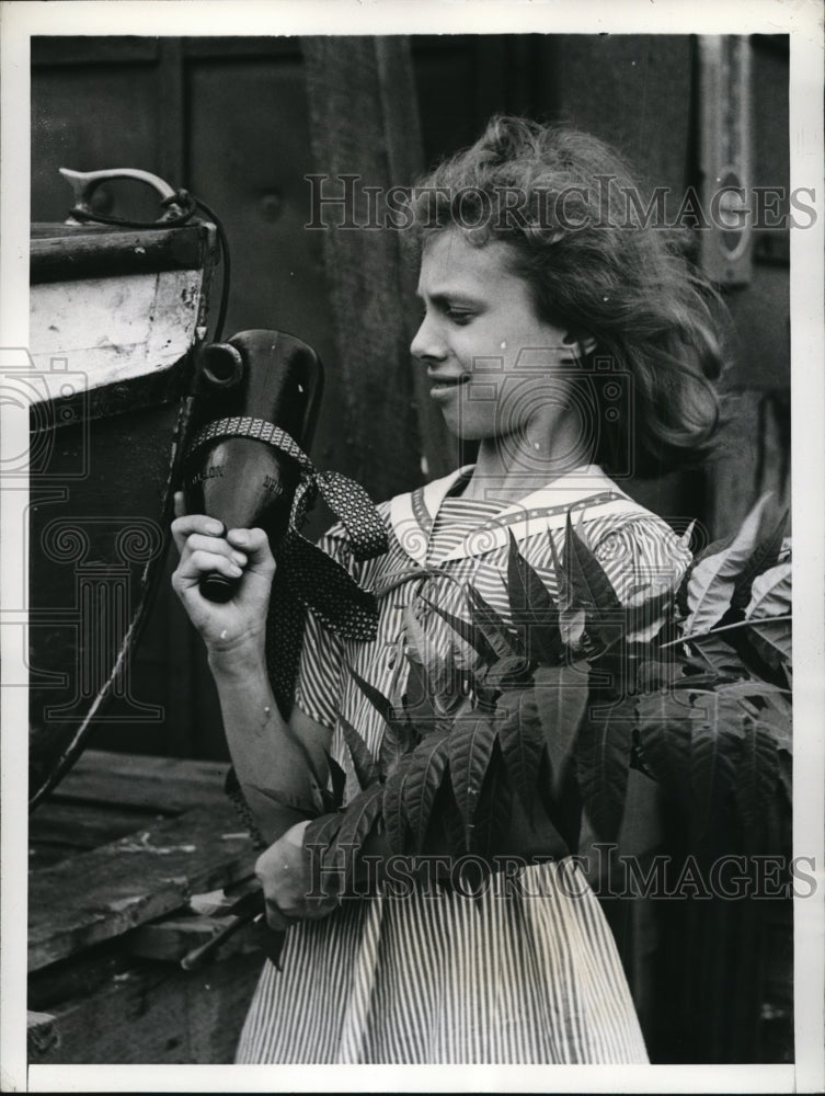 1941 Press Photo Dorothy Fabuszewska Christens Floating Repair Barge- Historic Images