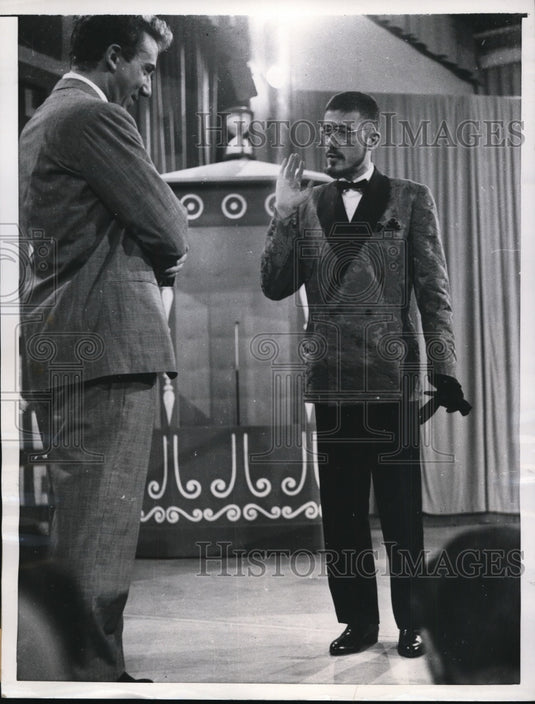 1956 Press Photo Gian Luigi Martanini Fashion Expert & Mike Bongiorno Quizmaster- Historic Images