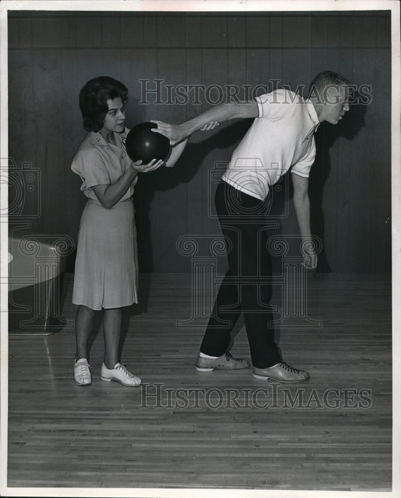 Load image into Gallery viewer, 1963 Press Photo Judy shows Steve bowling techniques - ney07257
