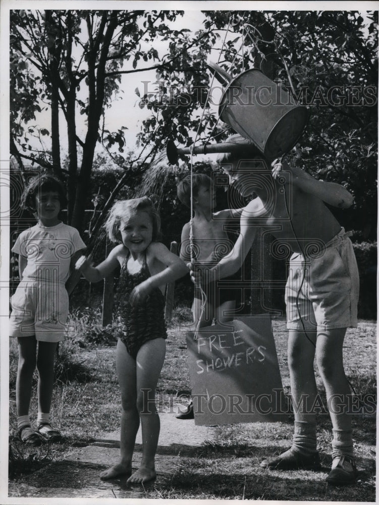1960 Press Photo Jennifer Ockenden & Christopher Wilding with His Shower England