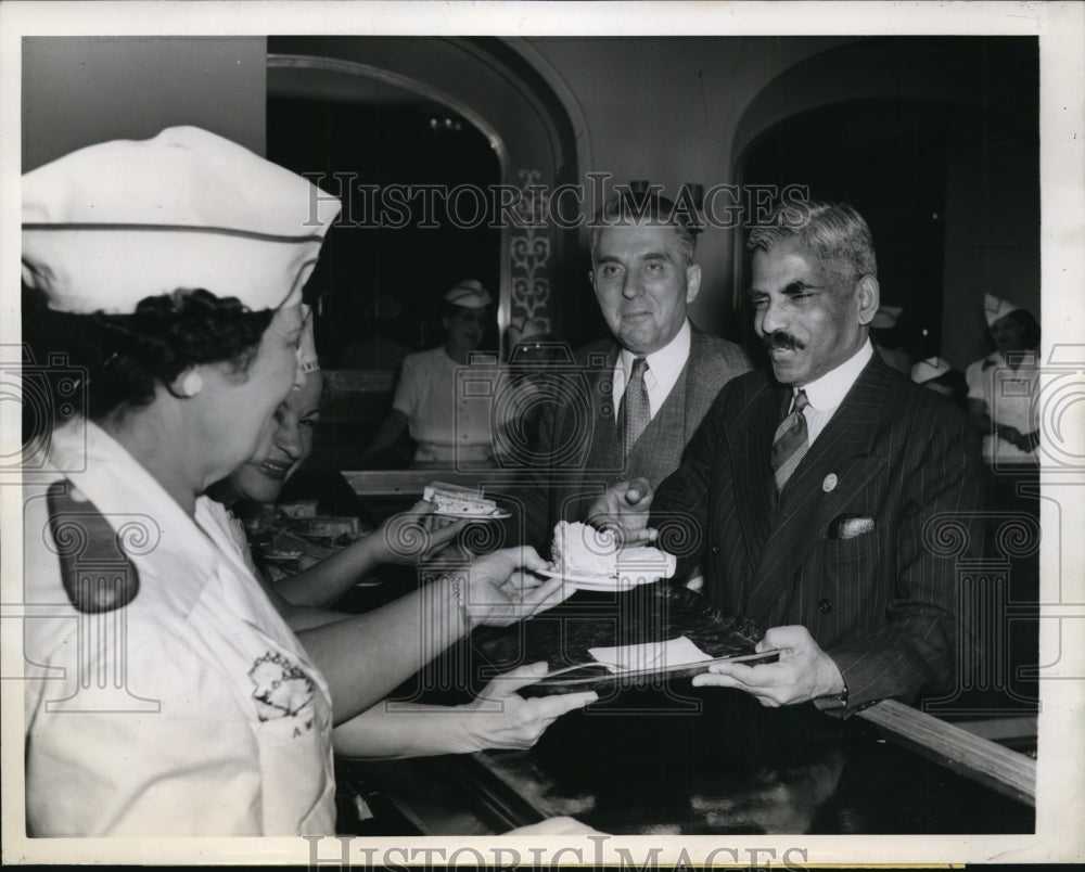 1945 Press Photo San Francisco Opera Building Takes Care of UNCIO Delegates