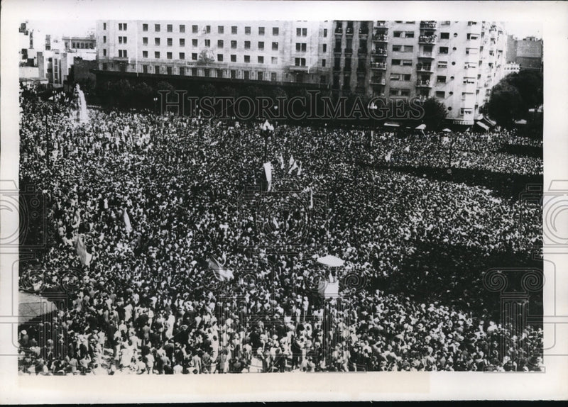 Load image into Gallery viewer, 1945 Press Photo Union Democratic meeting ends in riots in Buenos Aires
