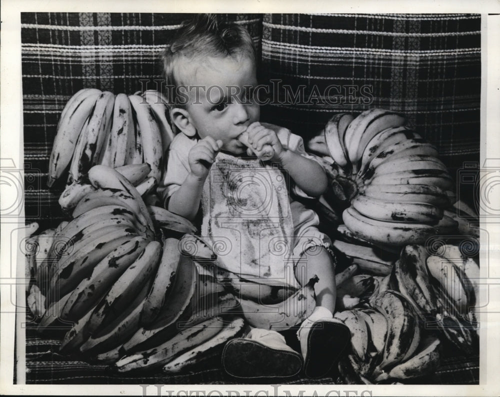 1942 Press Photo Tiny Joseph Saritus Eats Favorite Food
