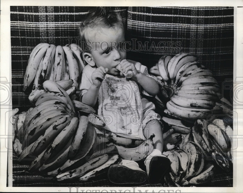 Load image into Gallery viewer, 1942 Press Photo Tiny Joseph Saritus Eats Favorite Food
