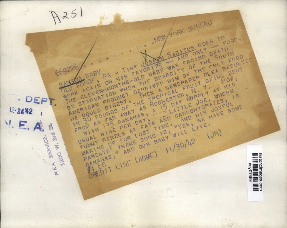 1942 Press Photo Tiny Joseph Saritus Eats Favorite Food