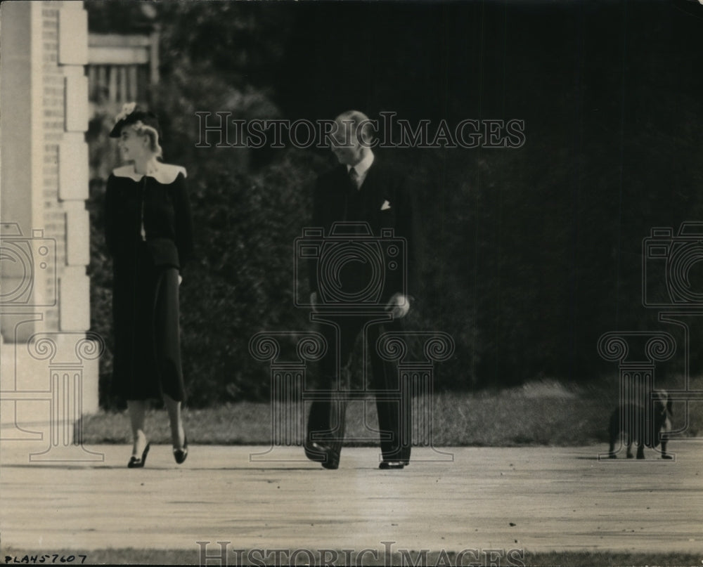 1938 Press Photo Countess Barbara Hutton Haugwitz Reventlow Leaving Home