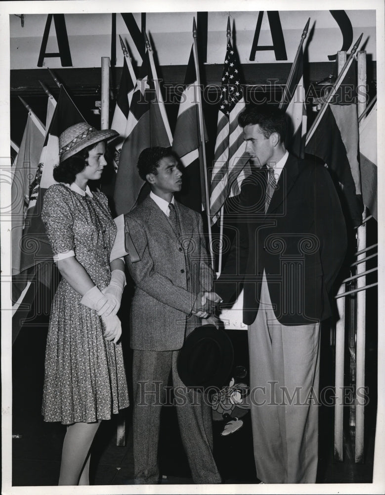 Load image into Gallery viewer, 1941 Press Photo Julio Cesar Berrivbeitia Greeted By Jean And Robert Wallace
