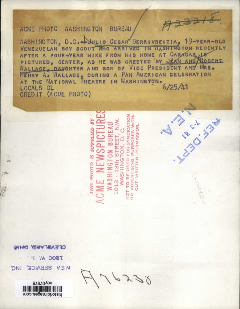 1941 Press Photo Julio Cesar Berrivbeitia Greeted By Jean And Robert Wallace