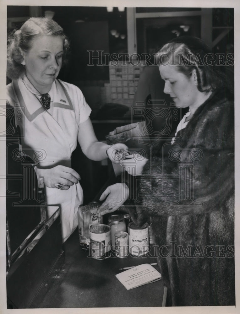 1944 Press Photo Mrs. Charles Davis Gives Tokens To Mrs. Lauren Harris