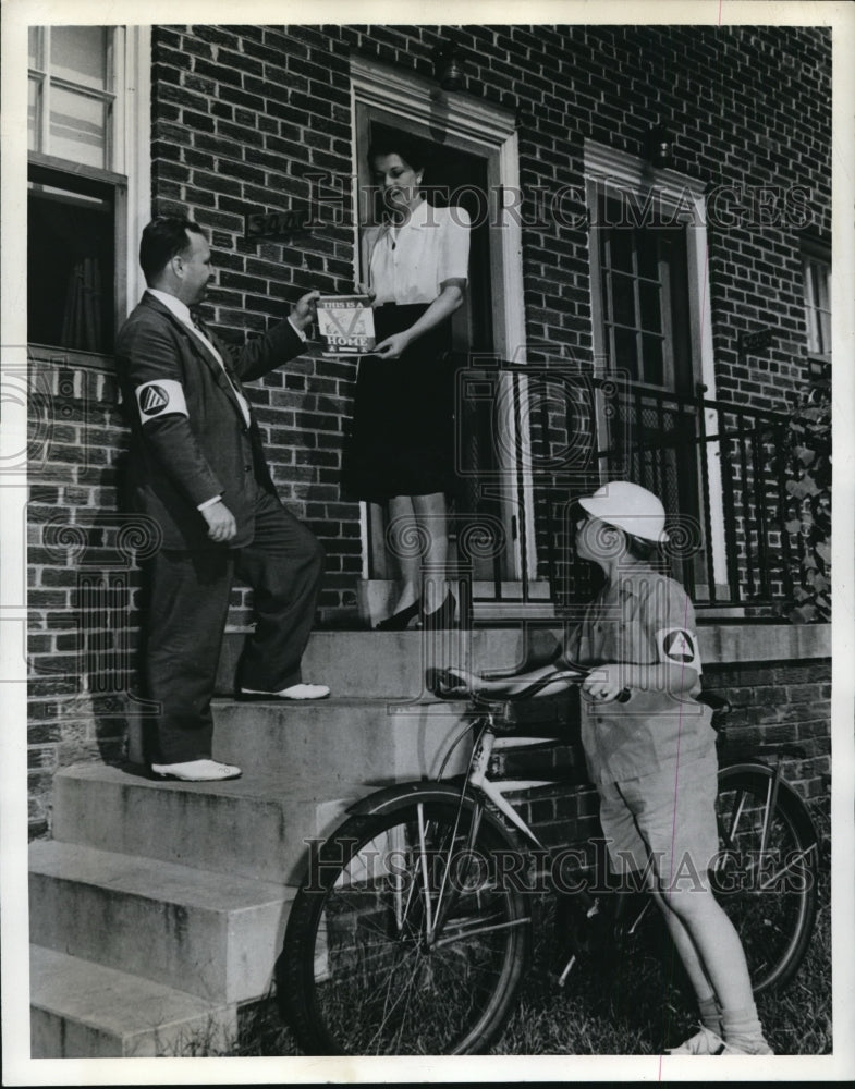 Load image into Gallery viewer, 1942 Press Photo Mrs. Emmons Receives An Emblem From Robert McCord - ney08003
