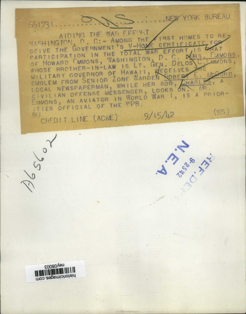 1942 Press Photo Mrs. Emmons Receives An Emblem From Robert McCord - ney08003