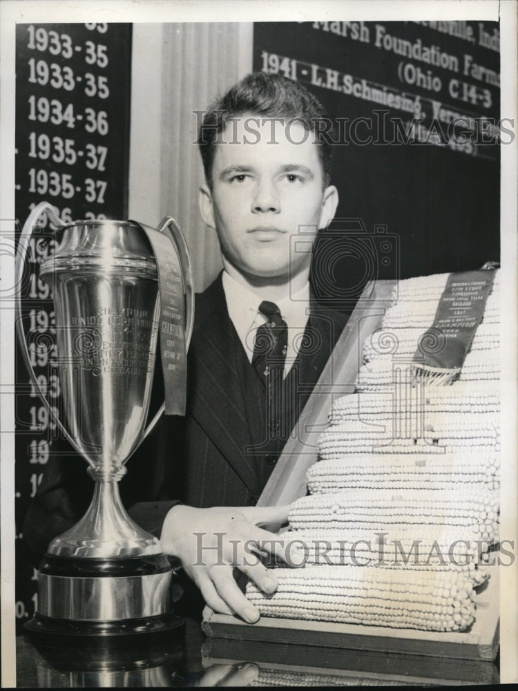 Load image into Gallery viewer, 1941 Press Photo Everett Smiley Chosen Corn Prince International Stock Expositio
