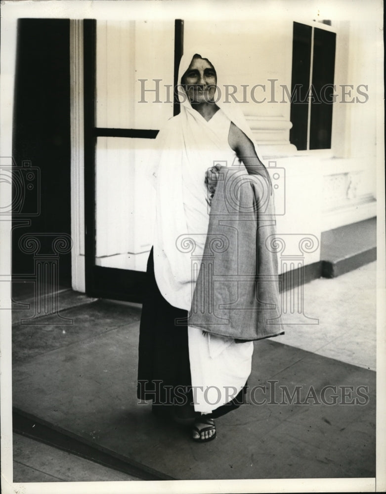 1934 Press Photo Miss Madeline Slade As SHe Left The White House - ney08056