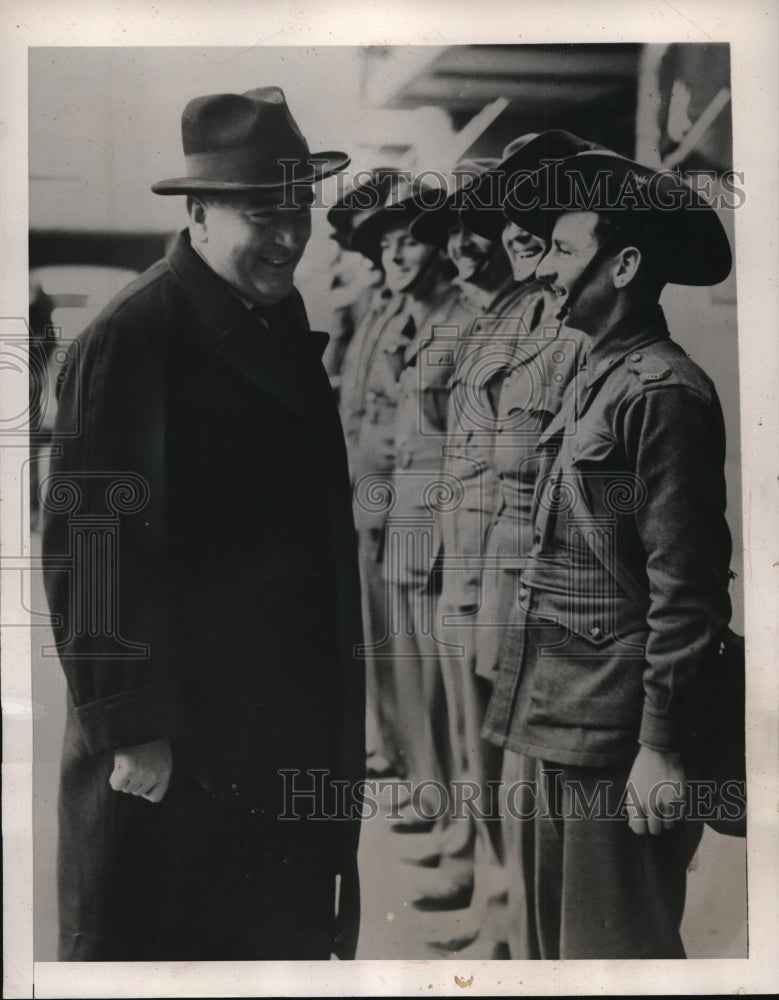 Load image into Gallery viewer, 1941 Press Photo Robert Gordon Menzles Laughs With Australian Troops - ney08132
