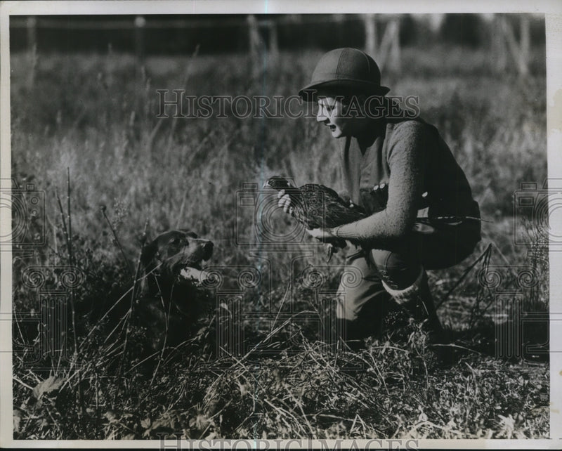 Load image into Gallery viewer, 1934 Press Photo Lady Irish Setter &amp; Owner William Erb Teaching Retrieving
