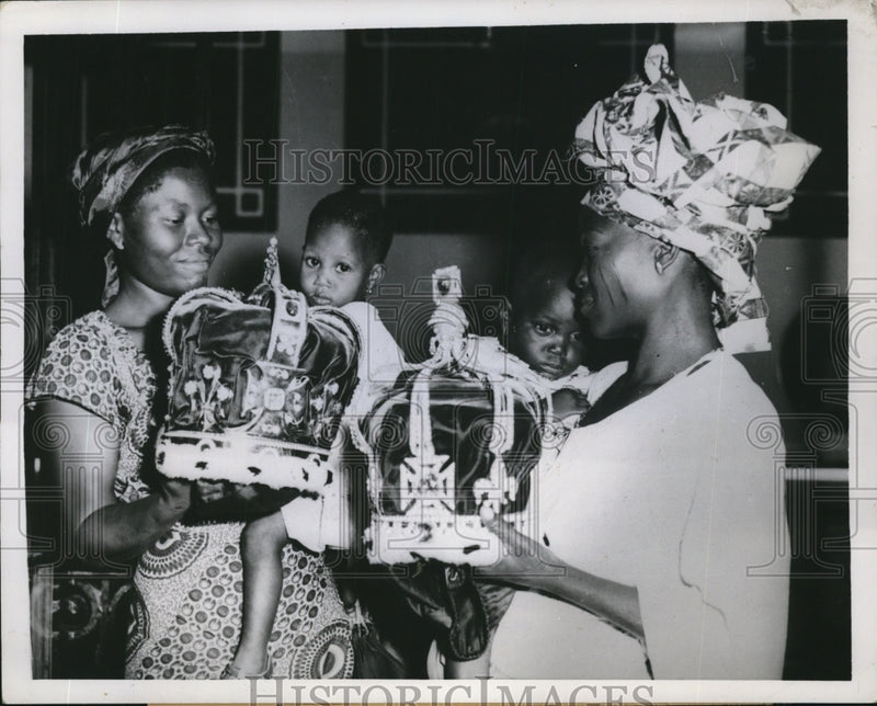 Load image into Gallery viewer, 1956 Press Photo Nigerian Native Mothers Hold Both Babies &amp; Crown Jewel Replicas
