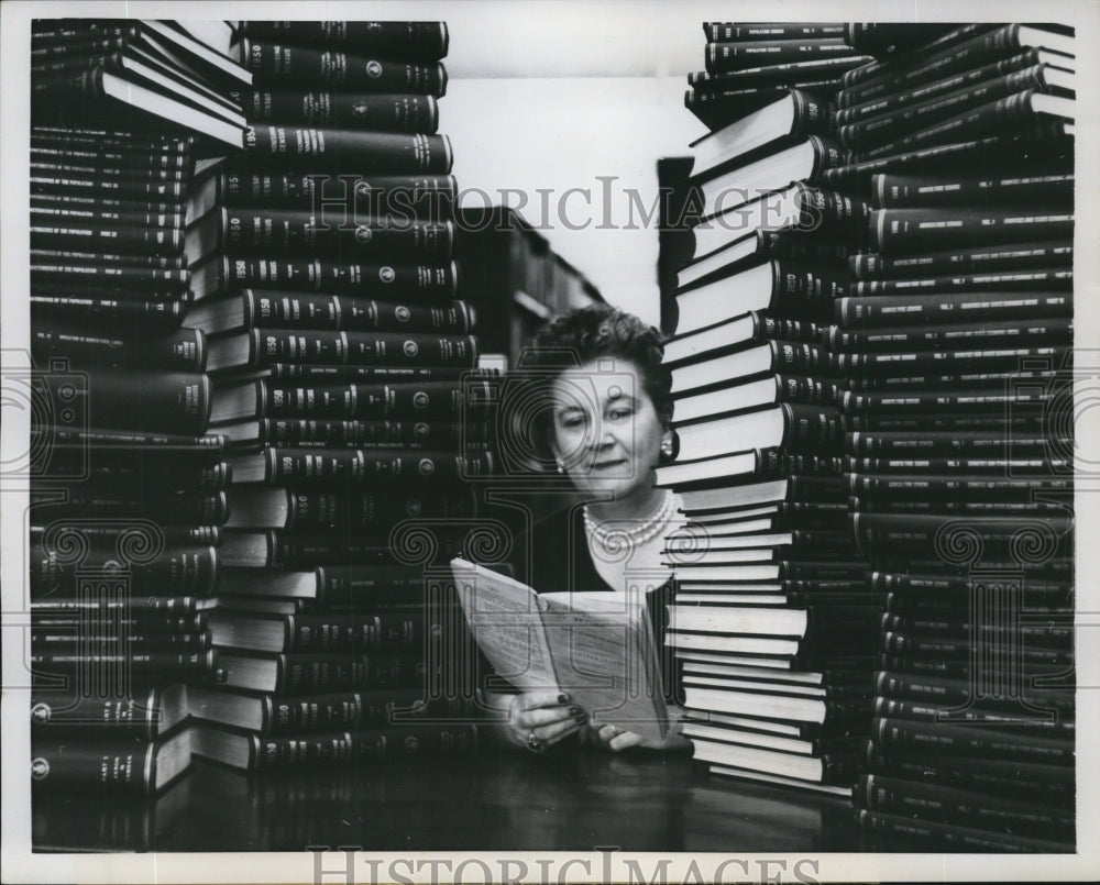 1968 Press Photo Census Bureau Librarian Louis Clickner Surrounded by Books
