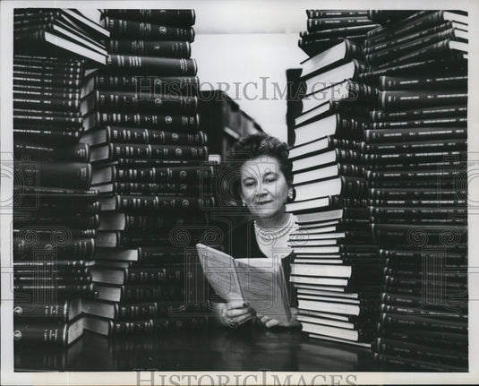 1968 Press Photo Census Bureau Librarian Louis Clickner Surrounded by Books