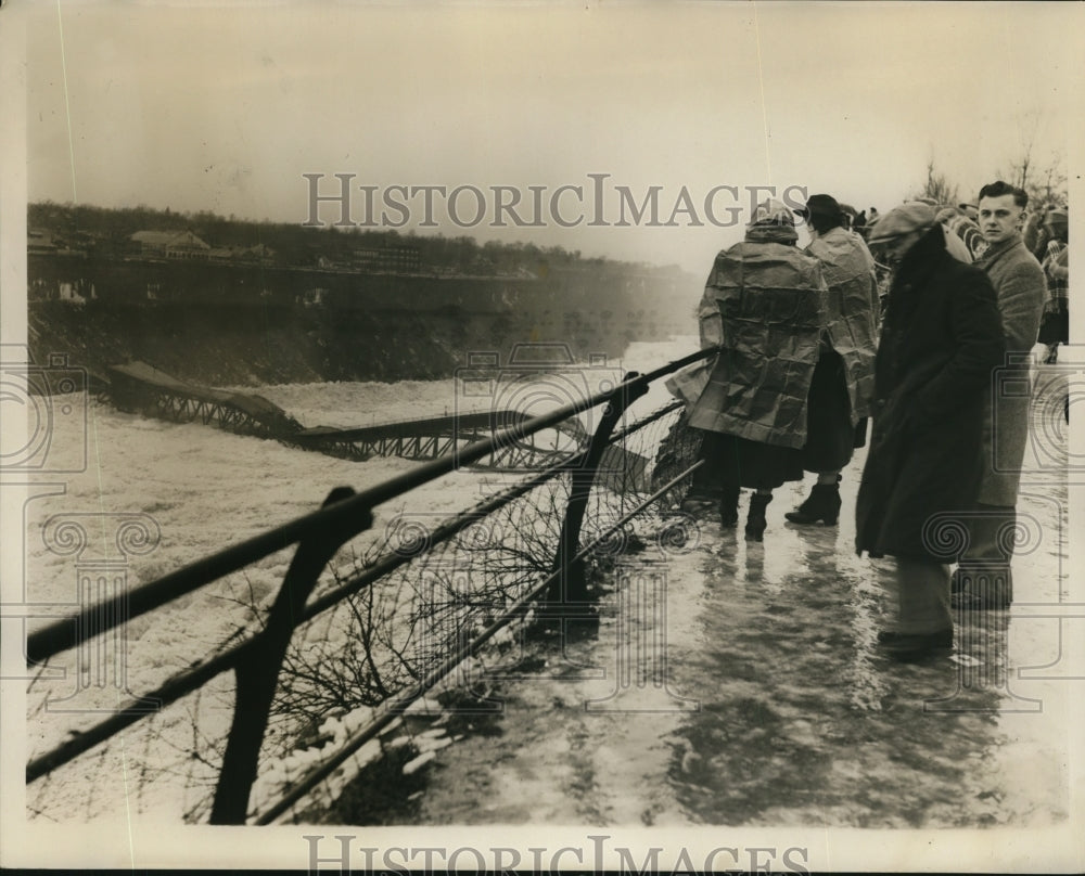 Press Photo Onlookers Near Bridge Washed Out During Flood - ney08423