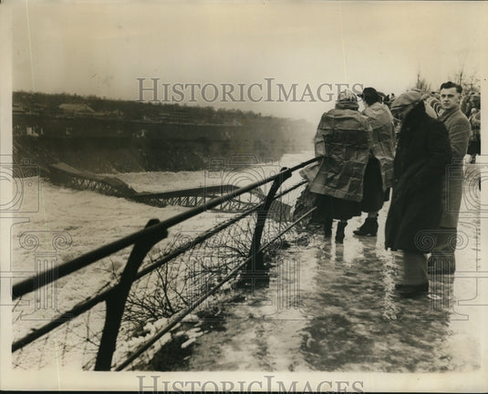 Press Photo Onlookers Near Bridge Washed Out During Flood - ney08423
