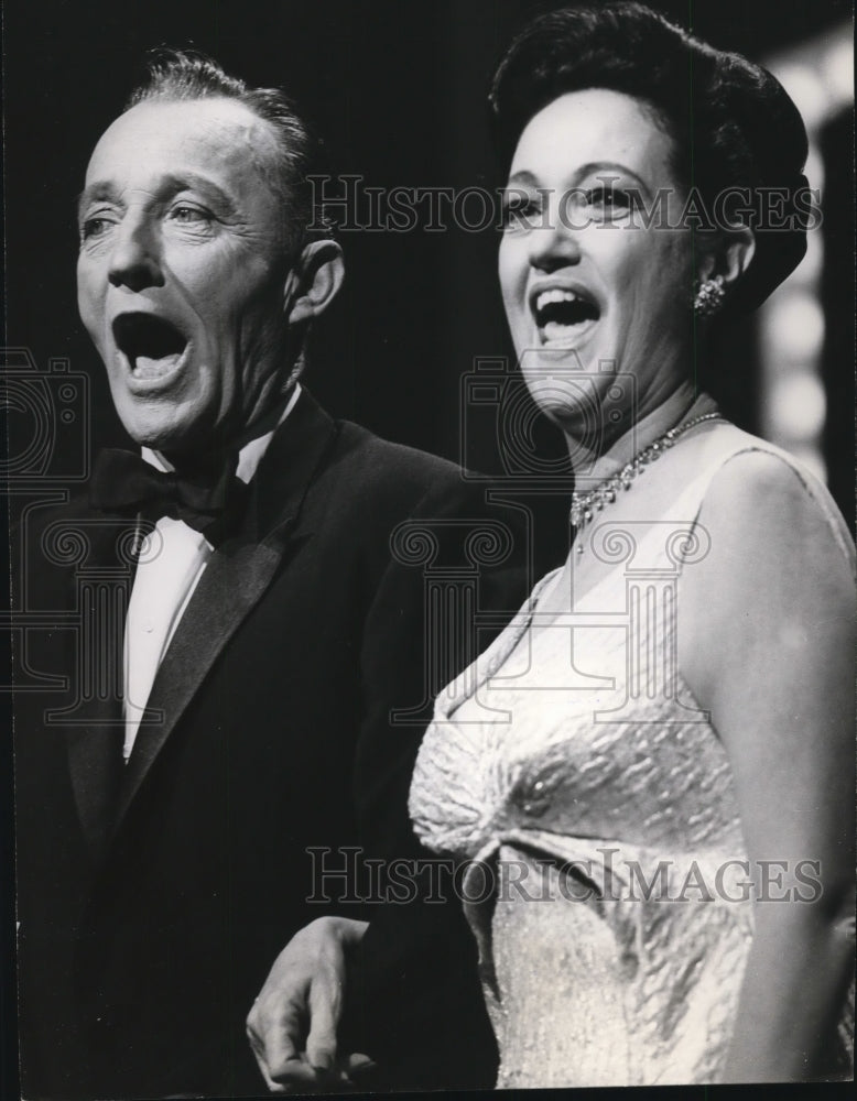 1966 Press Photo Bing Crosby and Dorothy Lamour do a duet, The Hollywood Palace- Historic Images