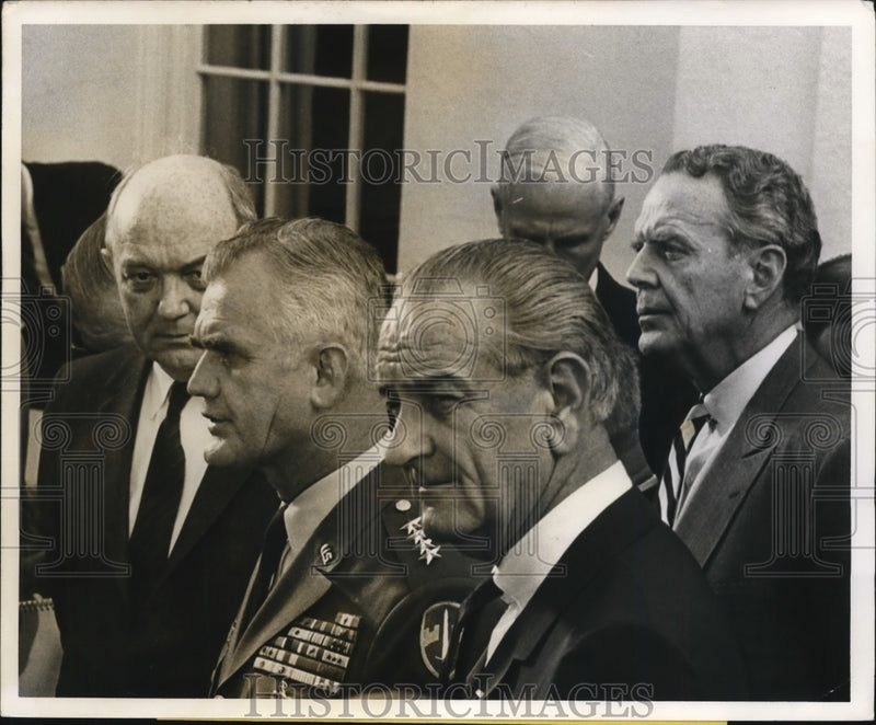 Load image into Gallery viewer, 1968 Press Photo Gen. William C. Westmoreland with President Lyndon Johnson

