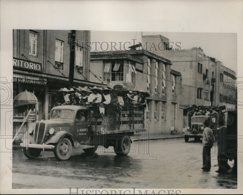 Load image into Gallery viewer, 1940 Press Photo Armed peasants protect meeting of Mexican Revolutionary Party
