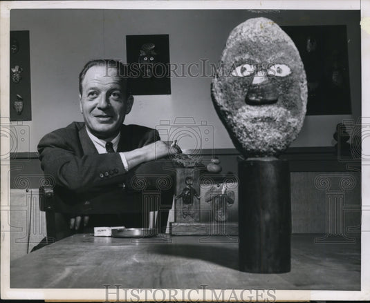 1952 Press Photo Mortimer Glankoff with the primitive sculptures he made