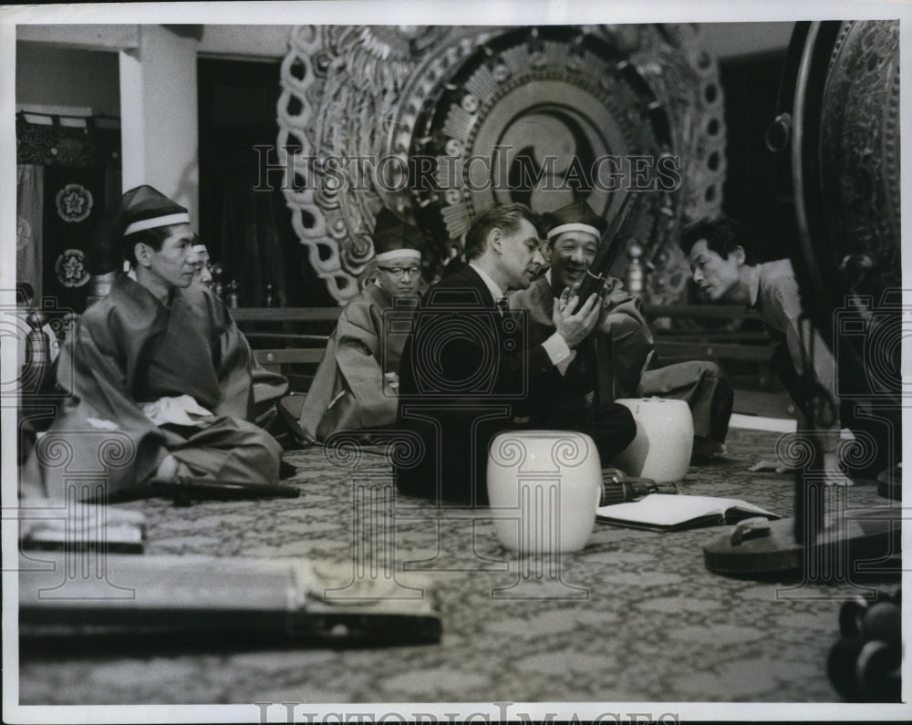 1962 Press Photo Leonard Bernstein inside Tokyo's Imperial Palace - ney09387
