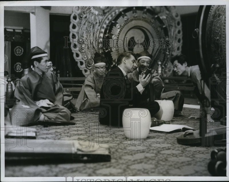 Load image into Gallery viewer, 1962 Press Photo Leonard Bernstein inside Tokyo's Imperial Palace - ney09387
