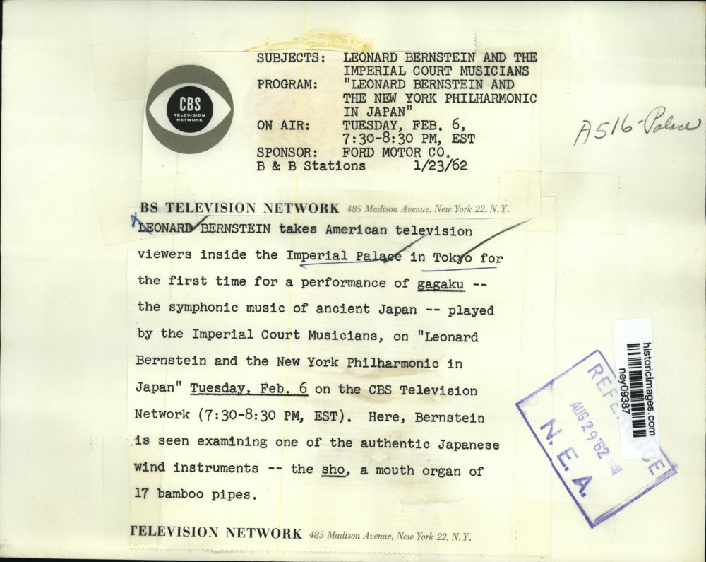 1962 Press Photo Leonard Bernstein inside Tokyo's Imperial Palace - ney09387