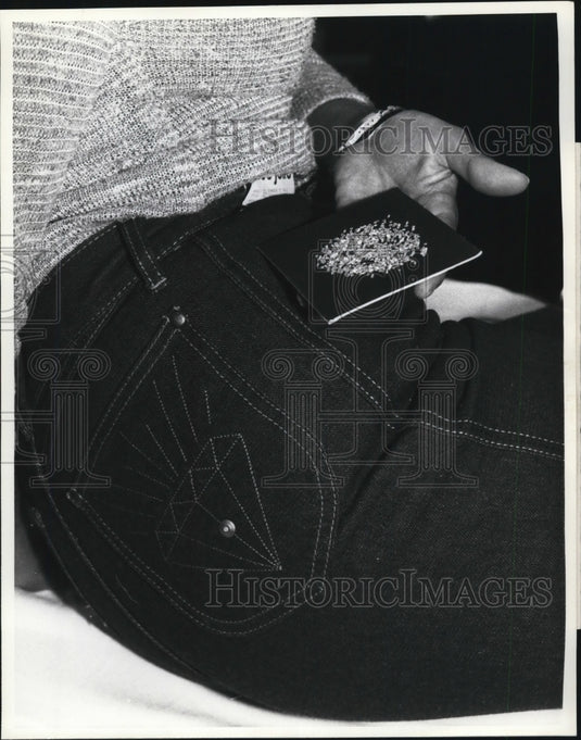1982 Press Photo Hip pocket of new "Diamond Jeans" by Tres Jolie - ney09597