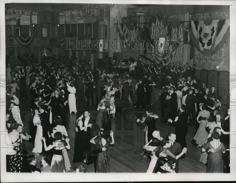 Load image into Gallery viewer, 1938 Press Photo General scene of dancing during Butlers Ball at the Commodore
