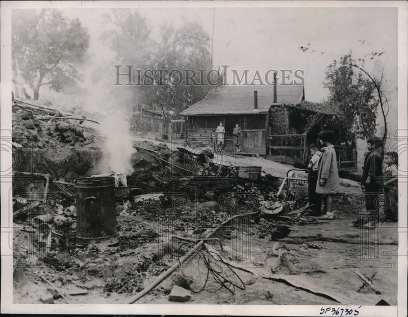 Load image into Gallery viewer, 1936 Press Photo Homes destroyed by fire in Standard City, California

