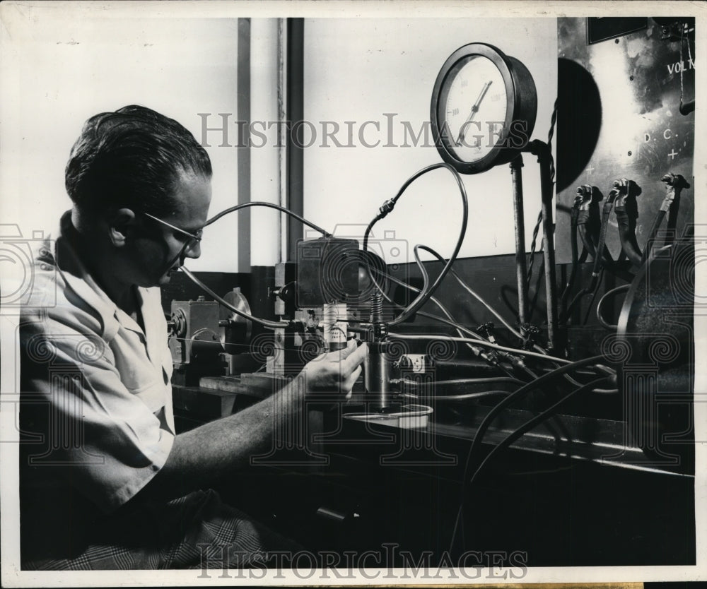 1947 Press Photo Bump detector used for railroads at Westinghouse Research Labs
