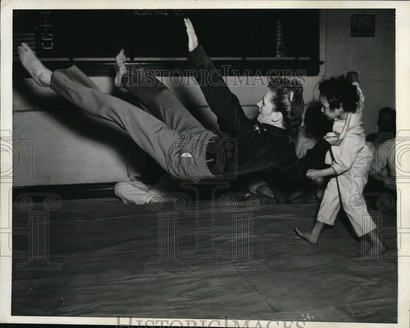 Load image into Gallery viewer, 1945 Press Photo Carol Tegner Tosses Her Mother Mrs. June Tegner To The Floor

