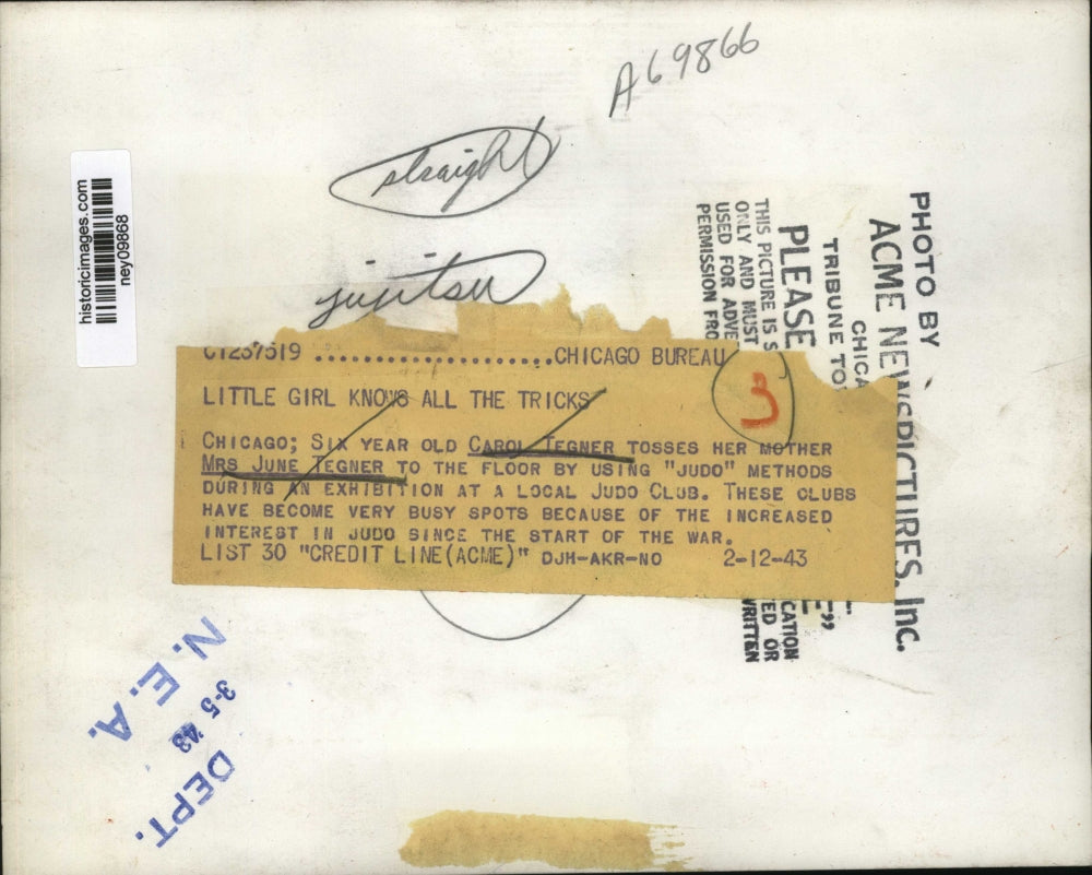 1945 Press Photo Carol Tegner Tosses Her Mother Mrs. June Tegner To The Floor