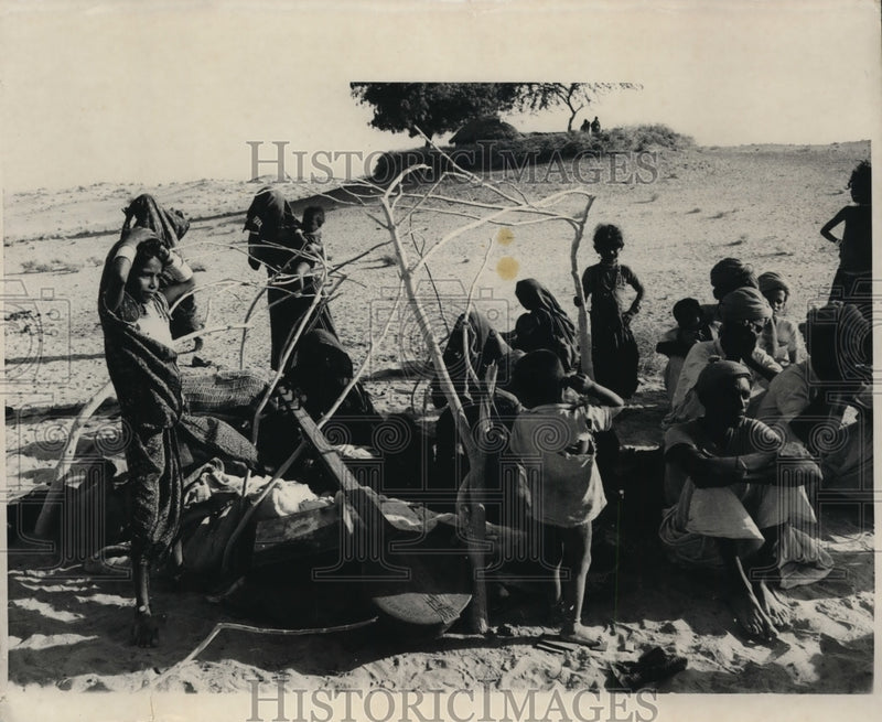 Load image into Gallery viewer, 1968 Press Photo Campsite Of Bhatti Caravan In India - ney09926
