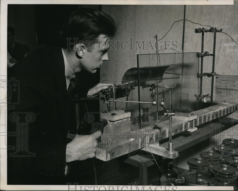 Load image into Gallery viewer, 1939 Press Photo Institute of Technology in Chicago Takes Photographs Millionth
