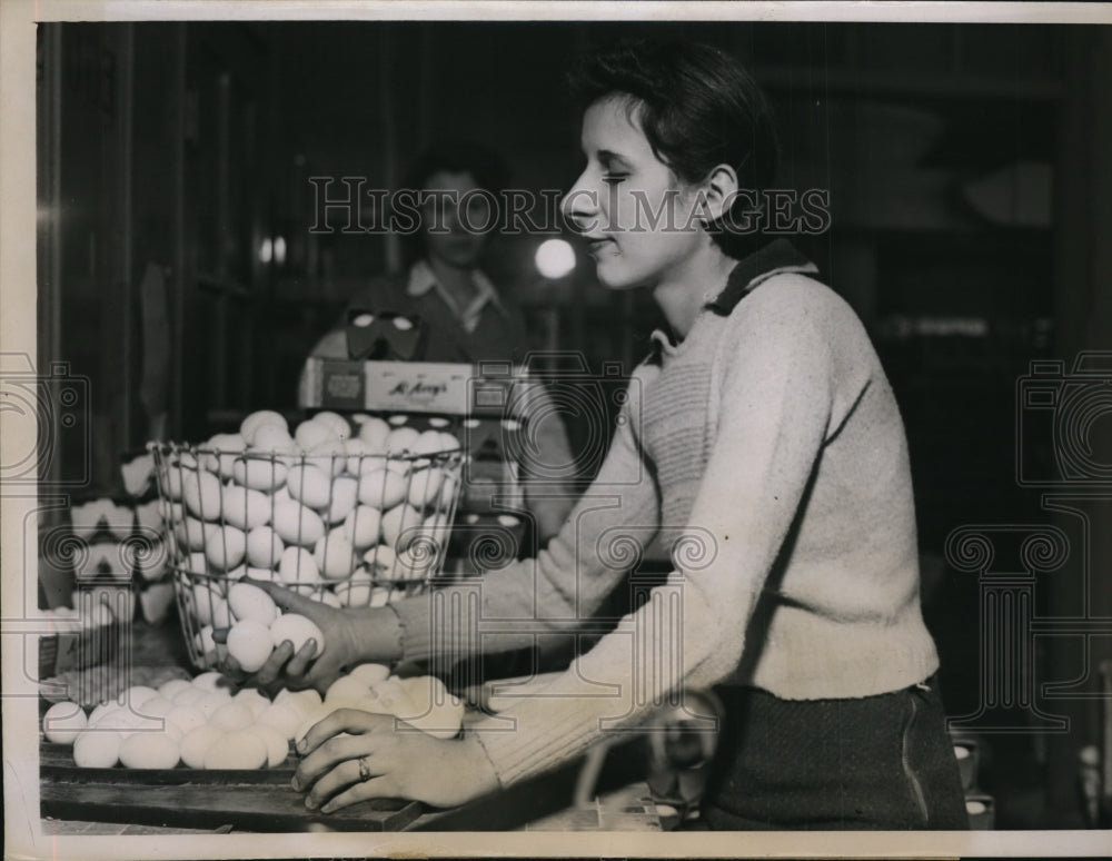 1937 Press Photo Anna Fitch Sorting Some Eggs - ney10064