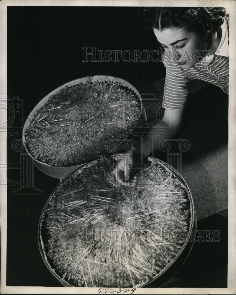 1945 Press Photo Westinghouse Lamp Division with Fluorescent Lamps - ney10131