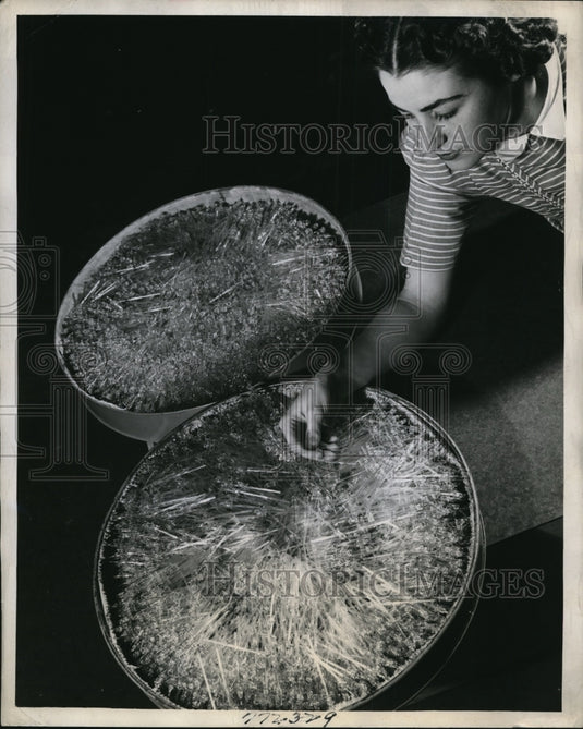 1945 Press Photo Westinghouse Lamp Division with Fluorescent Lamps - ney10131