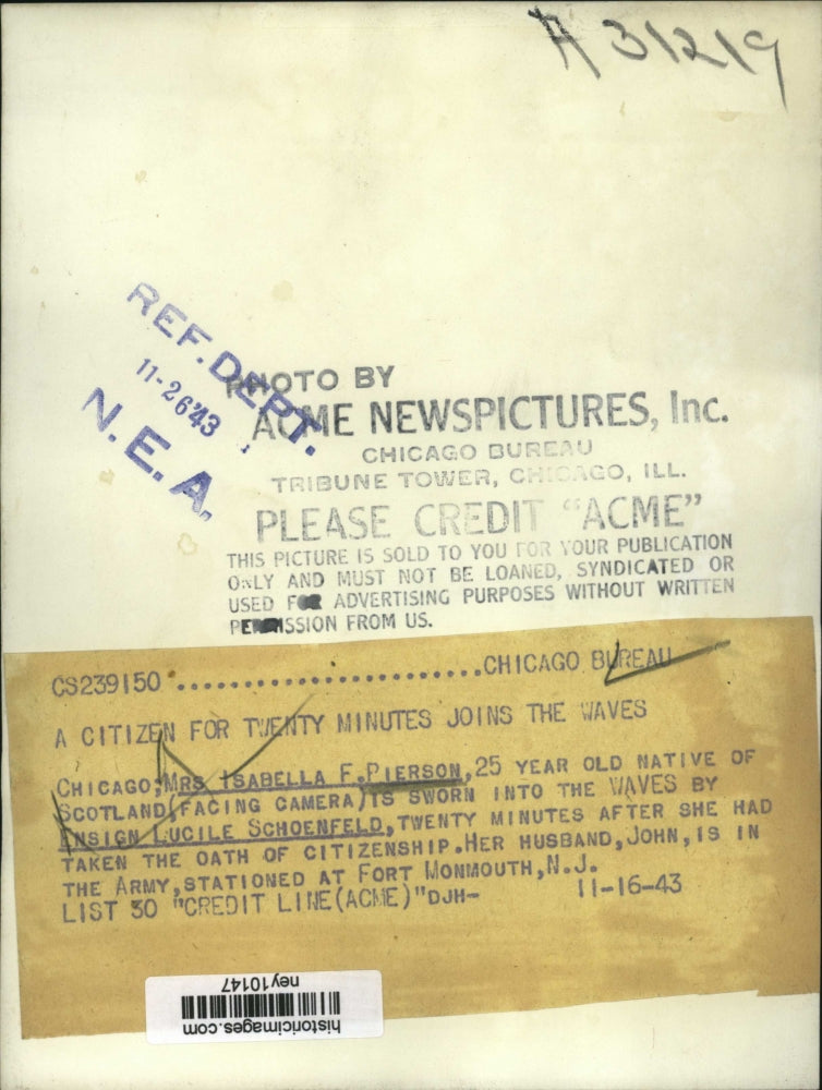 1943 Press Photo Mrs. Isabella Pierson Is Sworn By ensign Lucille Schienfeld