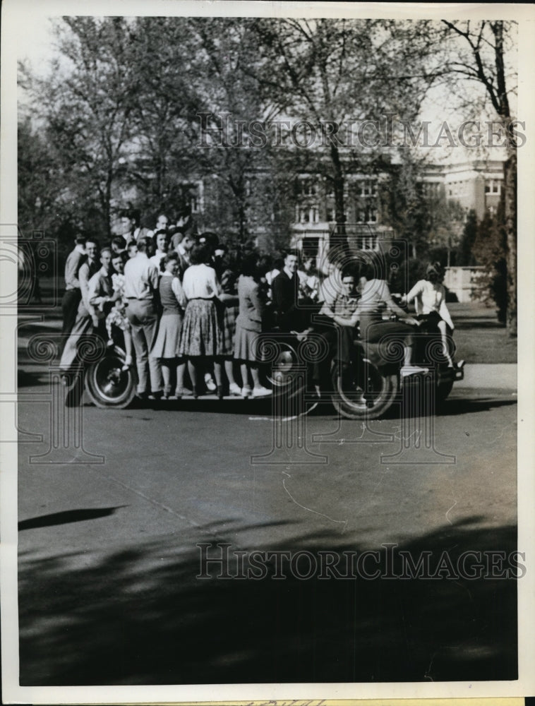 Load image into Gallery viewer, 1959 Press Photo Students At Oregon State College - ney10253

